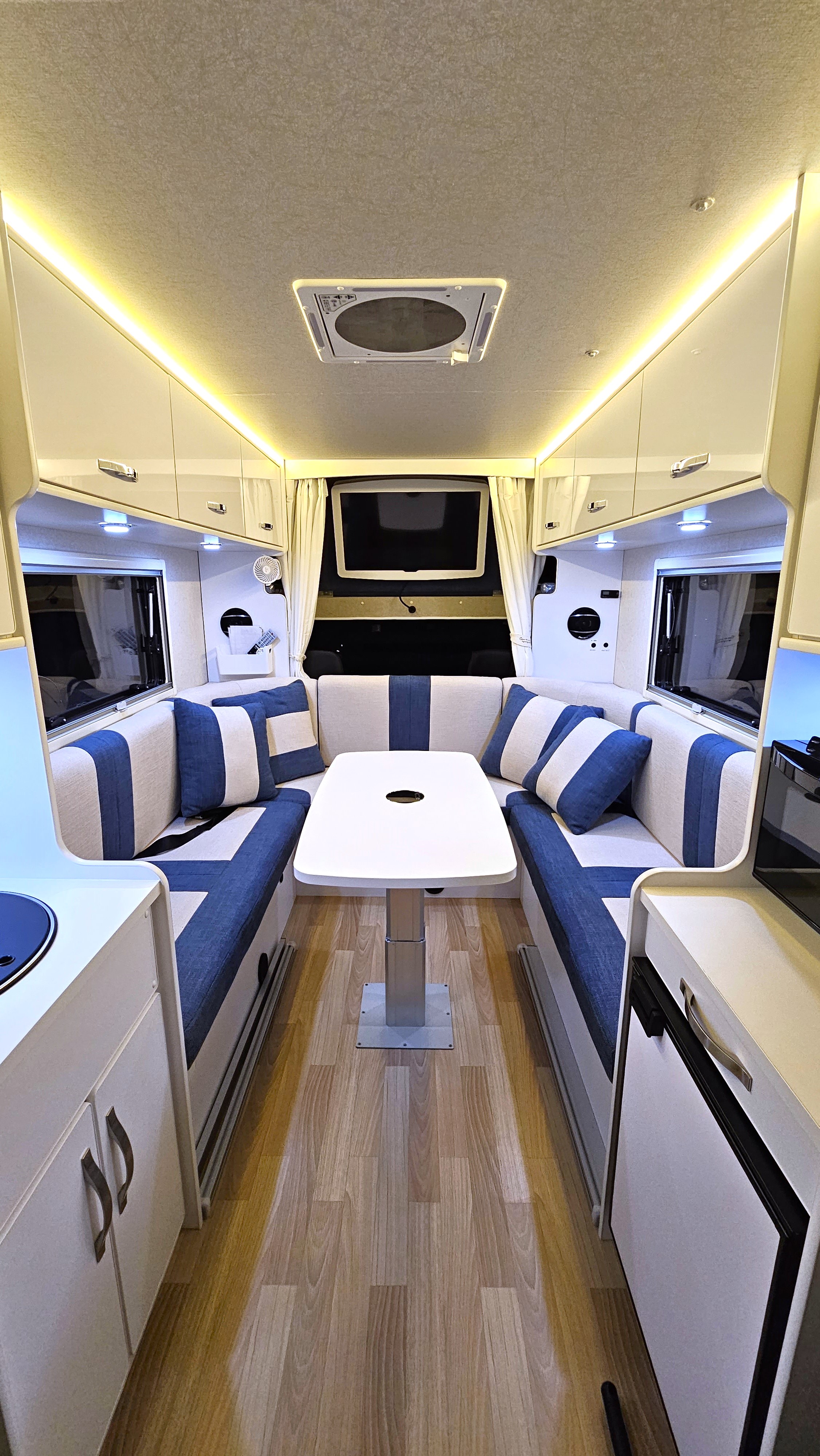 eight caravanの明るく広々とした車内リビング